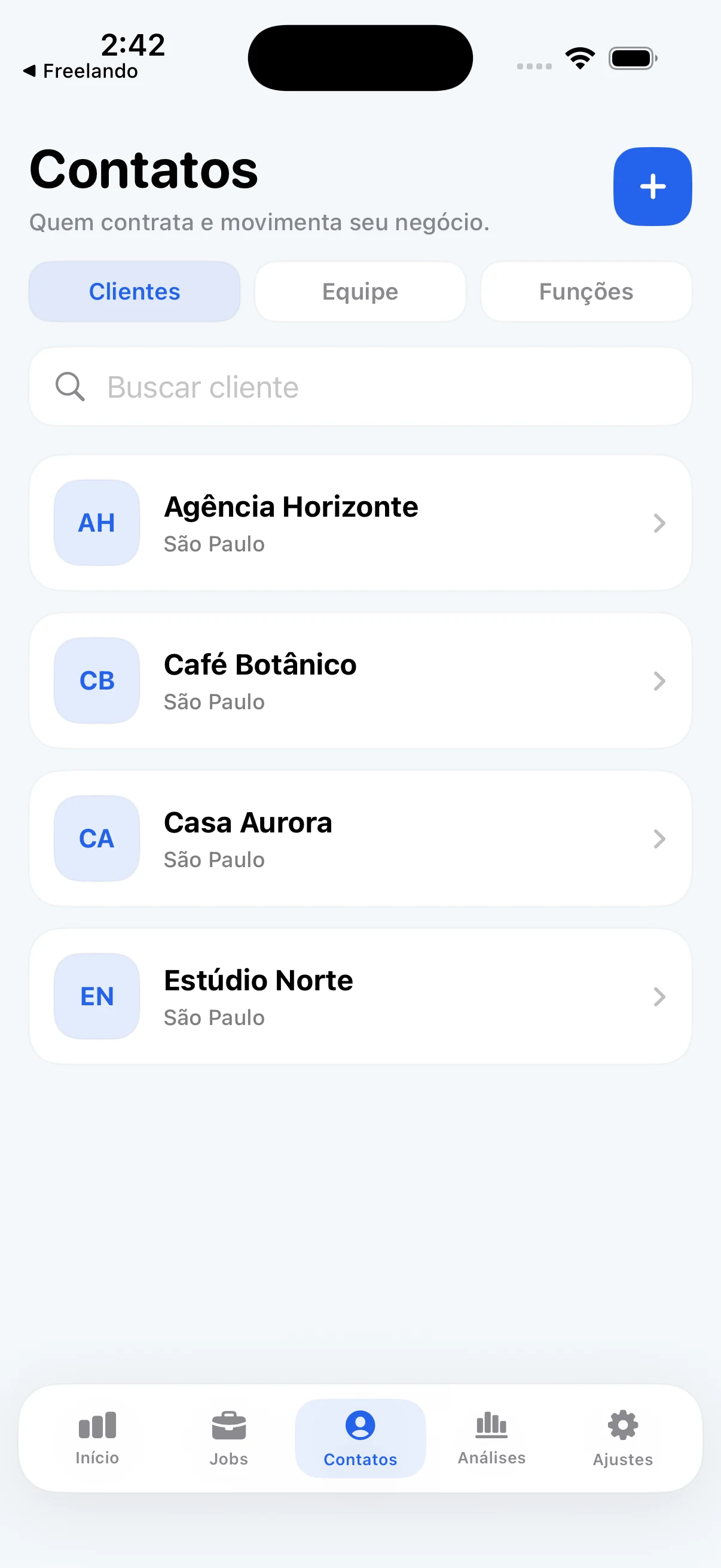 Página de clientes do Freelando com cadastros fictícios organizados por nome.