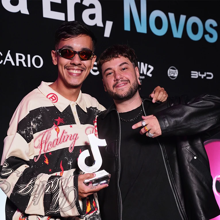 Registro da trajetória de Sergio Carvalho em um evento de premiação